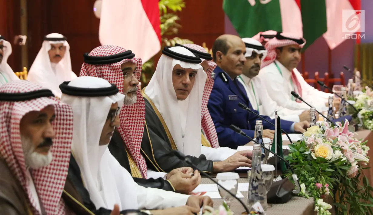 Menteri Luar Negeri Arab Saudi, Adel bin Al-Jubeir (tengah) saat pertemuan bilateral dengan Menteri Luar NegeriRepublik Indonesia, Retno Marsudi bersiap melakukan pertemuan bilateral di Jakarta, Selasa (23/10). (Liputan6.com/Helmi Fithriansyah)