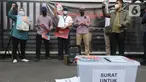 Penyidik KPK nonaktif, Novel Baswedan saat aksi bersama pegiat anti korupsi melakukan aksi di depan Gedung ACLC KPK Kuningan, Jakarta, Rabu (15/9/2021). Dalam aksinya mereka meminta Presiden Joko Widodo membatalkan pemecatan 57 pegawai KPK yang tidak lolos TWK. (Liputan6.com/Helmi Fithriansyah)
