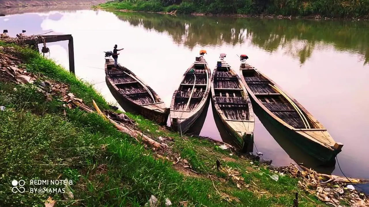Sensasi susur sungai Klawing, Desa Wisata Kedungbenda, Purbalingga dengan perahu tradisional. (Foto: Liputan6.com/Kominfo Purbalingga)