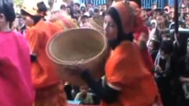 Panen Padi, Warga Saling Pukul Balok dan Lempar Batu Kali