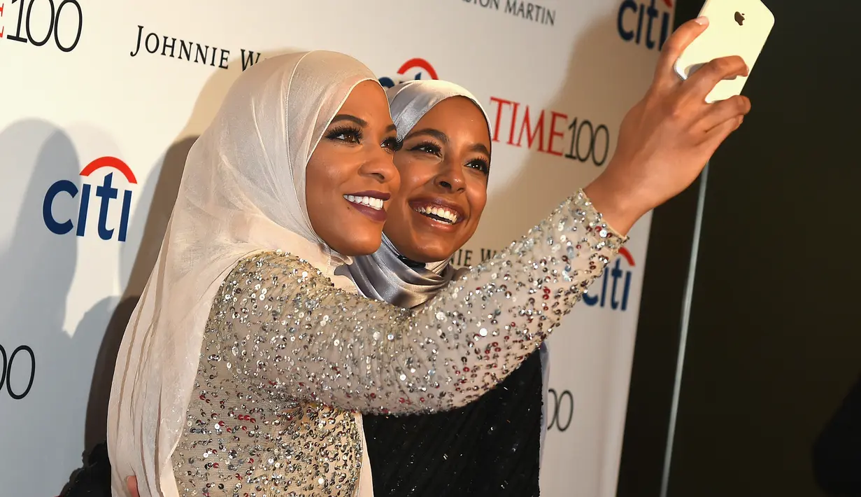 Ibtihaj Muhammad berfoto selfie saat menghadiri Gala 100 TIME di New York City, AS, Selasa (25 /4). Sebagai atlet muslimah berprestasi, ia merupakan simbol keberagaman dan toleransi di Amerika Serikat. (AFP Photo)