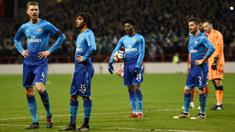 Para pemain Arsenal tampak kecewa usai ditaklukkan Nottingham Forest pada laga Piala FA di Stadion City Ground, Minggu (7/1/2018). Arsenal takluk 2-4 dari Nottingham Forest. (AFP/Oli Scarff)