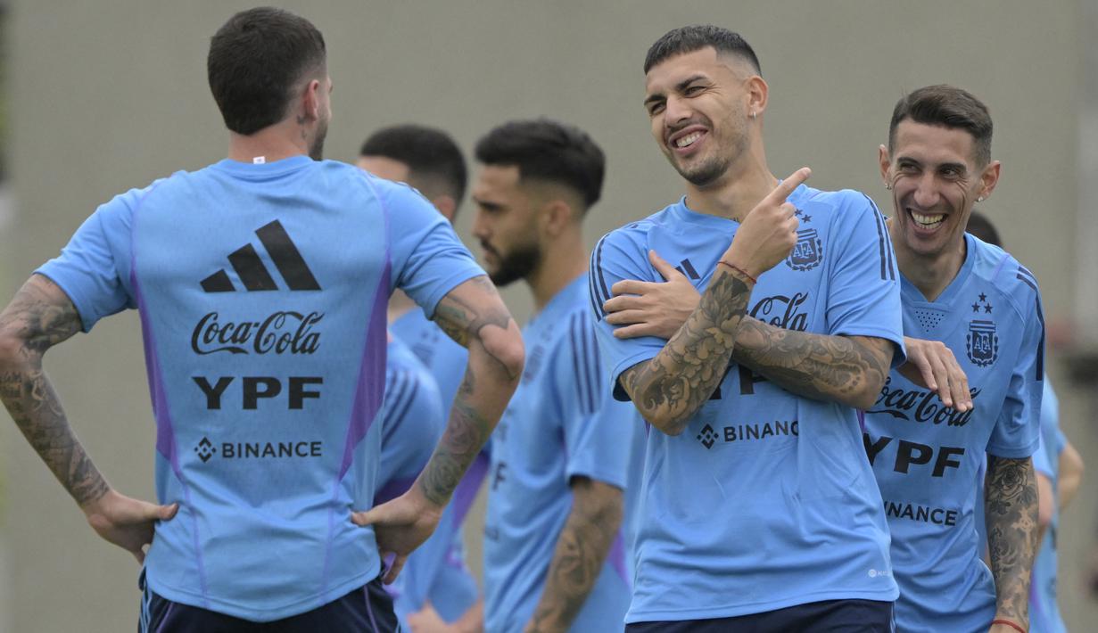 Pemain timnas Argentina, Leandro Parede (tengah) dan Angel Di Maria (kanan) bercengkerama dengan Rodrigo De Paul dalam sesi latihan di Kamp Pelatihan Julio Humberto Grondona, Ezeiza, Argentina, Rabu (21/3/2023). (AFP/Juan Mabromata)