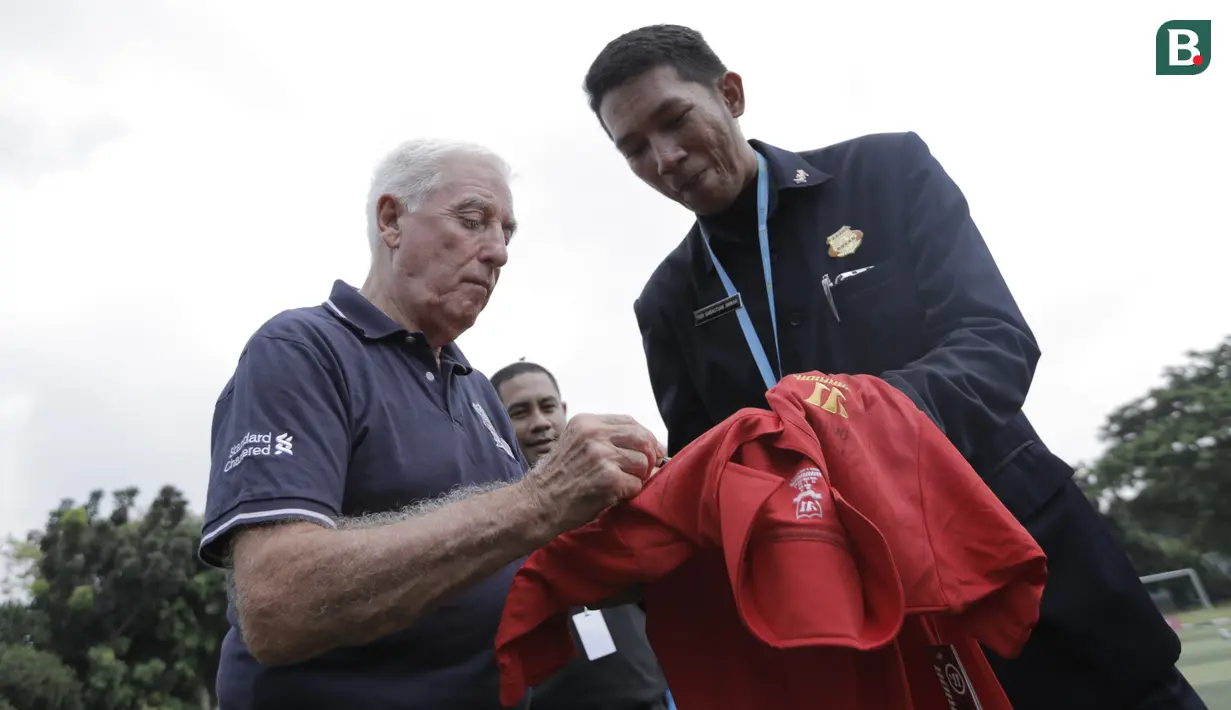 Legenda Liverpool, Roy Evans menyapa fans saat memberikan pelatihan kepada anak-anak di Lapangan Sepak Bola Pertamina, Jakarta, Jumat (9/3/2018). Kegiatan ini dalam rangka LFC World Jakarta. (Bola.com/Vitalis Yogi Trisna)