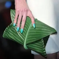 Tas fashionable keluaran Hermes ini terlihat seperti bungkusan nasi uduk. (via: worldofbuzz.com)