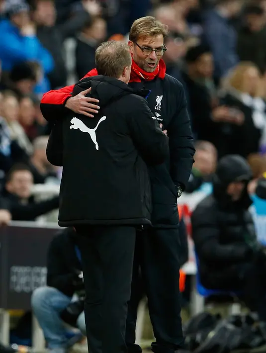 Pelatih Liverpool, Jurgen Klopp (kanan) berjabat tangan dengan pelatih Newcastle, Steve McClaren usai pertandingan melawan Newcastle di Liga Inggris di Stadion St James Park, Inggris (6/12). Liverpool kalah 2-0 atas Newcastle. (Reuters/Lee Smith)