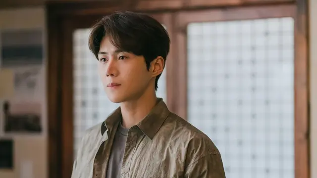 Kim Seon Ho dalam Hometown Cha-Cha-Cha. (tvN via Instagram/ salt_ent)