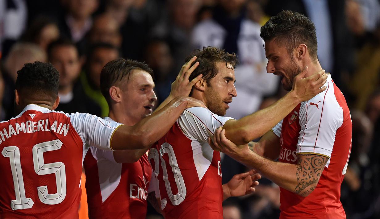 Pemain Arsenal, Mathieu Flamini, disambut rekannya  setelah mencetak gol ke gawang Tottenham Hotspur dalam laga putaran ketiga Piala Liga Inggris di Stadion White Hart Lane, Inggris, Kamis (24/9/2015) dini hari WIB. (Reuters/Toby Melville)