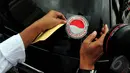 Puluhan stiker yang dibagikan kepada para pengguna jalan berisi imbauan dan sosialisasi terkait pentingnya pemberantasan korupsi, Jakarta, Selasa (12/9/2014). (Liputan6.com/Johan Tallo)
