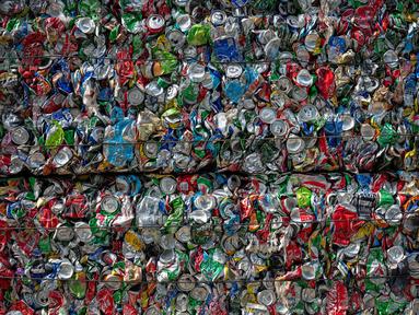 Foto menunjukkan tumpukan kaleng aluminium di Pabrik Daur Ulang di kota Corfu pada tanggal 15 Oktober 2025. (Angelos TZORTZINIS/AFP)