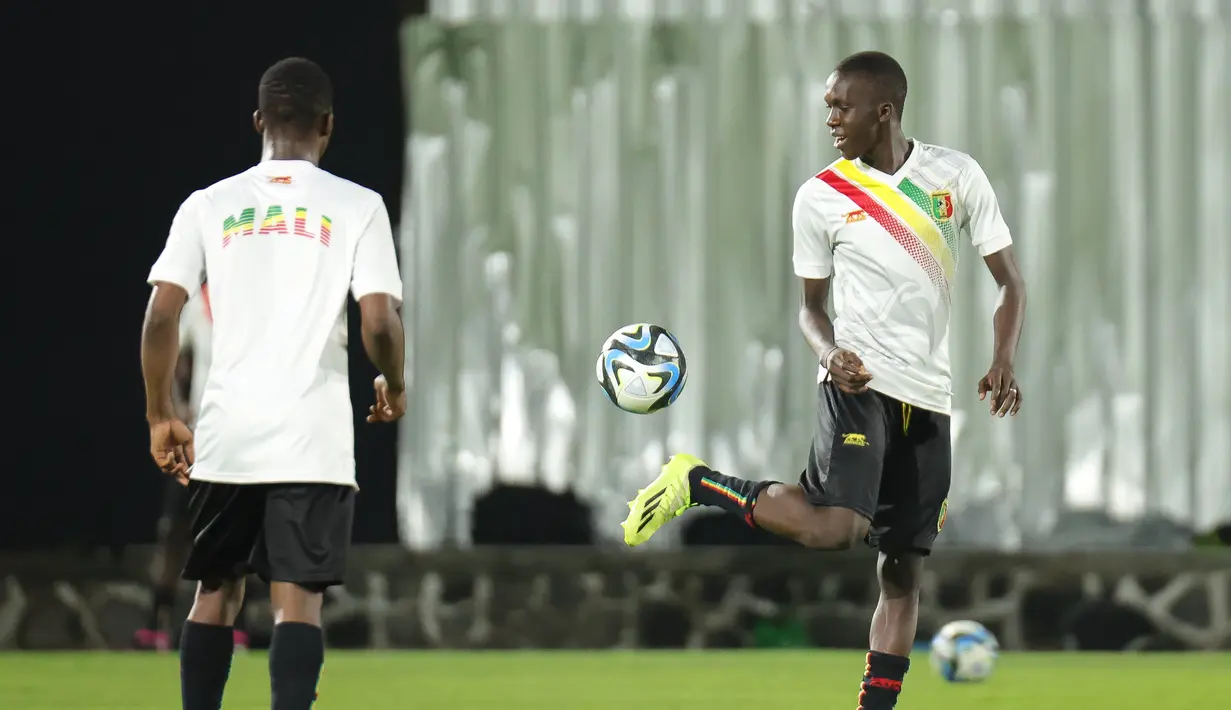 Pesepak bola Timnas Mali U-17 mengikuti latihan resmi jelang pertandingan babak perempat final Piala Dunia U-17 2023 di Lapangan Blulukan, Kranganyar, Jawa Tengah, Jumat (24/11/2023). (LOC WCU17/NFL)