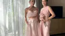 Ternyata, gaun bridesmaid yang dikenakan Dian Sastro merupakan rancangan dari desainer tanah air Sapto Djojokartiko. Foto: Instagram.