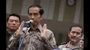 Presiden Joko Widodo (tengah) memberikan keterangan pers usai Rapim TNI-Polri Tahun 2015 di Gedung PTIK, Jakarta, Selasa (3/3/2015). Rapim TNI dan Polri mengambil tema Sinergitas TNI-Polri Penggerak Revolusi Mental. (Liputan6.com/Faizal Fanani)