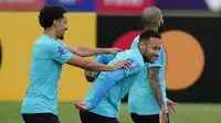 Pemain Brasil Neymar (tengah) dan Marquinhos (kiri) saat sesi latihan di pusat pelatihan Granja Comary, Teresopolis, Brasil, 23 Maret 2022. Brasil akan menghadapi Chile pada pertandingan sepak bola kualifikasi Piala Dunia 2022 di Rio de Janeiro. (AP Photo/Silvia Izquierdo)