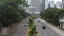 Suasana arus lalu lintas di Jalan Sudirman, Jakarta,Senin (11/7). Meskipun libur cuti bersama telah usai, Jalanan protokol Jakarta masih sepi. (Liputan6.com/Immanuel Antonius)