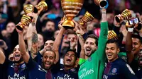 Para pemain Paris Saint-Germain (PSG) merayakan gelar juara Coupe de la Ligue pada Sabtu (1/4/2017). (AFP/Franck Fife)