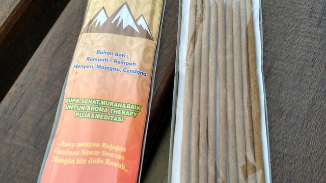 Dupa herbal yang dijual Ni Wayan Srimentik