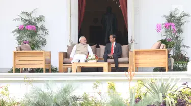 Presiden Joko Widodo berbincang dengan PM India, Narendra Modi di Istana Merdeka, Jakarta, Rabu (30/5). Pertemuan tersebut membahas kerja sama pertahanan, di antaranya terkait dengan meriam air buatan Pindad dan Tata Motors. (Liputan6.com/Angga Yuniar)