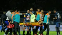 Gelandang Bhayangkara FC, TM Ichsan, harus ditandu keluar lapangan dalam pertandingan kontra Arema FC di laga pamungkas Grup E Piala Presiden 2018 yang digelar di Stadion Kanjuruhan, Malang, Selasa (9/1/2018). (Bola.com/Iwan Setiawan)