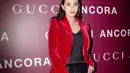 Di acara Gucci Ancora, Aaliyah Massaid tampil menawan dengan memadukan atasan tanpa lengan berwarna hitam yang serasi dengan celana panjangnya, ditumpuk dengan blazer merah dari bahan velvet yang mewah. [Foto: Instagram/aaliyah.massaid]