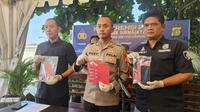 Kapolsek Sukmajaya, AKP Rizky Firmansyah Tontowiputra memperlihatkan barang bukti sabu usai menangkap tersangka kurir di kawasan Sukmajaya, Depok. (Foto: Liputan6.com/Dicky Agung Prihanto).