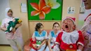 Bayi yang baru lahir terlihat menguap saat digendong suster di Paolo memorial hospital di Bangkok, Thailand (21/12). Menyambut Hari Natal bayi-bayi di rumah sakit ini diberi busana Natal. (AP Photo / Gemunu Amarasinghe)