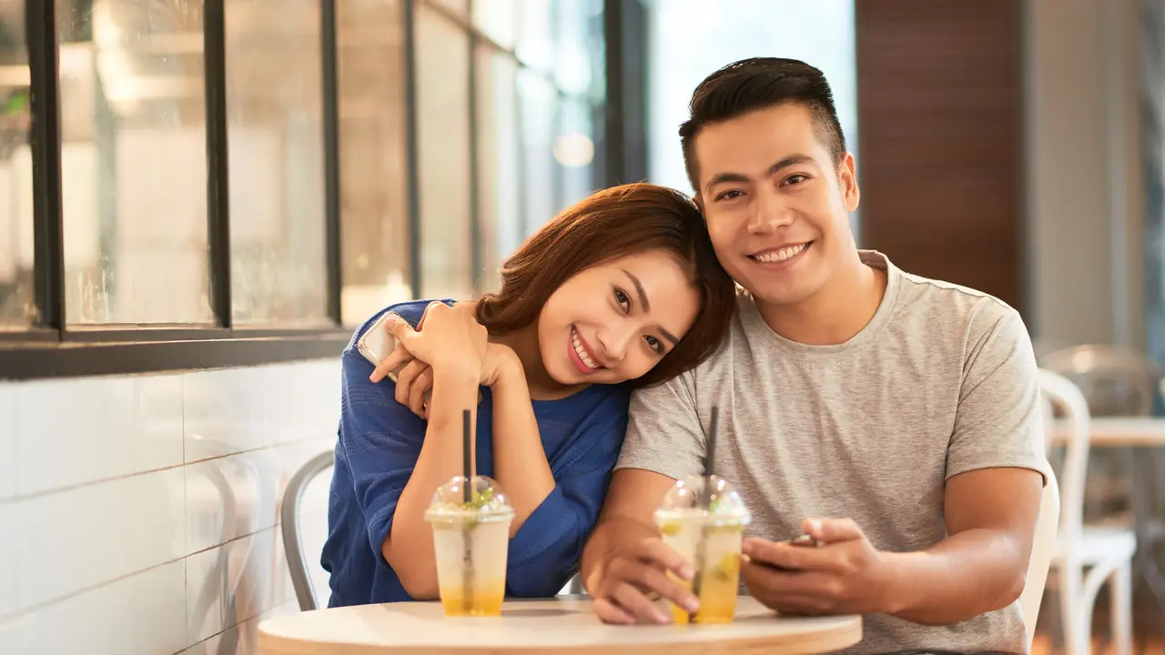 perempuan dan pasangan 6 juli cinta