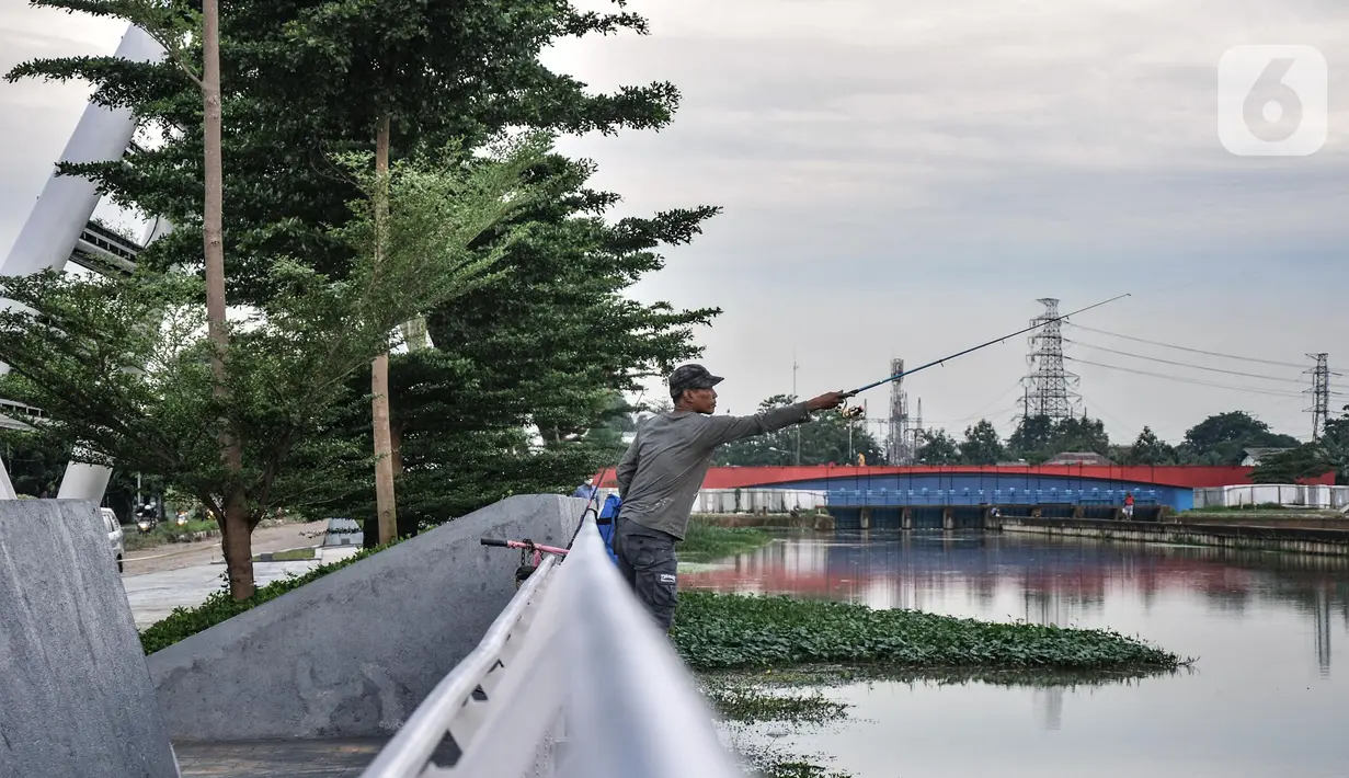 Warga saat memancing di taman Tarum Bhagasasi, Kalimalang, Bekasi, Jawa Barat, Senin (14/2/2022).  Taman ini dilengkapi fasilitas jogging track, serta dihiasi tugu bertuliskan Tarum Bhagasasi berdiri tegak menjadi ikon taman. (merdeka.com/Iqbal S. Nugroho)