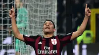 Ekspresi pemain AC Milan, Carlos Bacca, setelah mencetak gol kedua ke gawang Inter Milan pada lanjutan Serie A Italia di Stadion San Siro, Milan, Senin (1/2/2016) dini hari WIB. (AFP/Giuseppe Cacace)