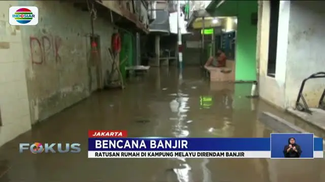 Banjir kiriman datangi rumah warga di sekitar bantaran Kali Ciliwung, Kampung Melayu, Jakarta Timur. Banjir mencapai ketinggian setengah meter.