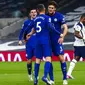 Pemain Chelsea Jorginho diberi ucapan selamat oleh rekan satu timnya usai mencetak gol ke gawang Tottenham Hotspur lewat tendangan penalti pada pertandingan Liga Inggris di Stadion Tottenham Hotspur, London, Inggris, Kamis (4/2/2021). Chelsea menang 1-0. (Clive Rose/Pool via AP)