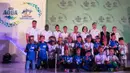 Perwakilan Aqua Danone foto bersama perwakilan kapten tim peserta Aqua Danone Nations Cup 2016 usai pengundian. (Bola.com/Vitalis Yogi Trisna)