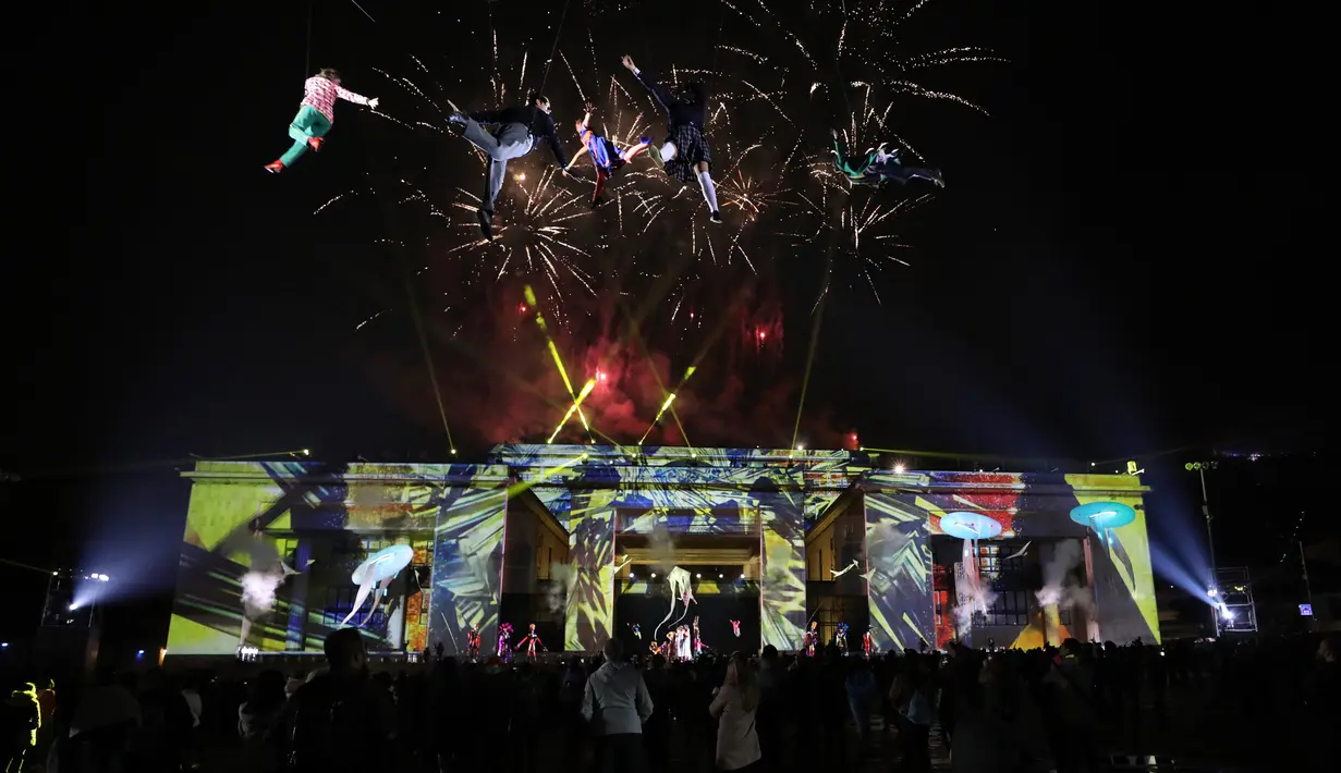 Penampilan seniman dalam pertunjukan visual mapping dan kembang api Isidro's Dream di Bolivar Square, Bogota, Kolombia, Sabtu (14/12/2019). Isidro's Dream digelar sebagai bagian dari perayaan Natal. (AP Photo/Fernando Vergara)