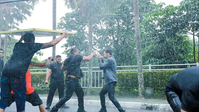 Hujan-hujanan, Ini 7 Momen Stefan William Akting Laga Dalam Sinetron Anak Band