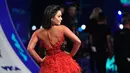 Aktris sekaligus penyanyi Vanessa Hudgens setibanya pada ajang  MTV Video Music Awards (VMA) 2017 di Inglewood, California, Minggu (27/8). Vanessa Hudgens tampil mempesona dengan gaun merah transparan. (Photo by Chris Pizzello/Invision/AP)