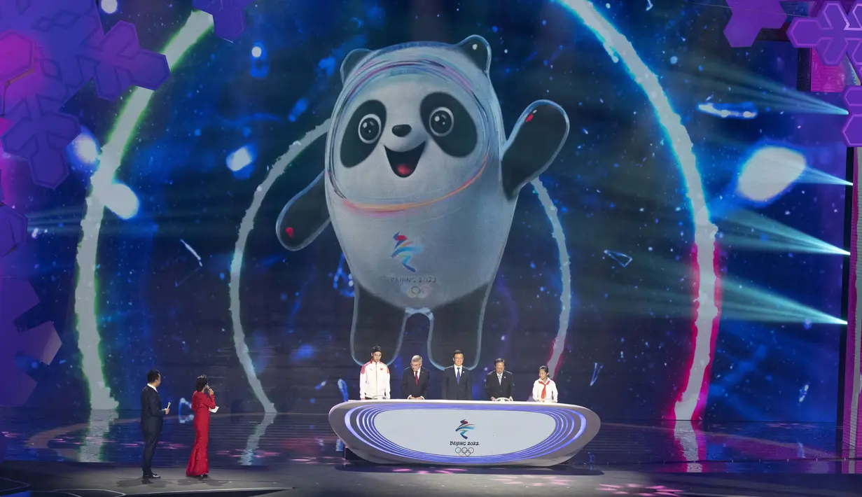 Maskot Olimpiade Musim Dingin Beijing 2022 Bing Dwen Dwen saat diluncurkan di Arena Hoki Es Shougang (17/9/2019). Bing Dwen Dwen dirancang dengan menggunakan bentuk asli panda dan kristal es. (AP Photo/Ng Han Guan)