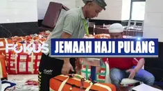 Jemaah haji menimbang koper bagasi agar sesuai peraturan jatah berat barang bawaan sebelum pulang ke Tanah Air.