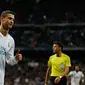 Penyerang Real Madrid, Cristiano Ronaldo melakukan selebrasi usai mencetak gol ke gawang Malaga pada lanjutan La Liga Spanyol di stadion Santiago Bernabeu di Madrid, (25/11). Gol Ronaldo mengantarkan Madrid menang tipis 3-2. (AP Photo / Francisco Seco)