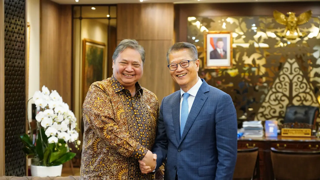 Airlangga Hartarto menerima kunjungan Financial Secretary Hong Kong Special Administrative Region (HKSAR) Paul Chan di Kantor Kemenko Perekonomian