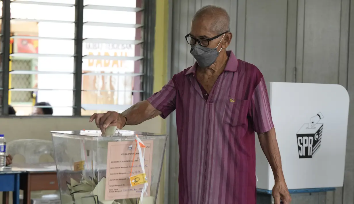 Seorang pria memberikan suaranya di tempat pemungutan suara di Seberang Perai, negara bagian Penang, Malaysia, Sabtu (19/11/2022).Pemilu dipercepat sembilan bulan dari tenggat waktu. Perdana Menteri Ismail Sabri Yaakob mendapat tekanan dari faksi-faksi di partainya, UMNO, untuk menggelar pemilu ini.  (AP Photo/Vincent Thian)