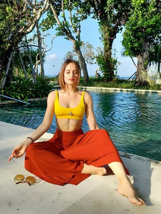 Mendengar pengakuan Cinta, Luna pun terkejut. Mengingat selama ini dirinya sangat menggilai drama Korea yang pastinya dibintangi para aktornya yang tampan. Bahkan ia menawarkan untuk menonton bersama. (Instagram/claurakiehl)