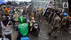 Kondisi lalu lintas saat petugas Satuan Polisi Pamong Praja (Satpol PP) Kota Tangerang Selatan membongkar lapak pedagang kaki lima (PKL) di luar area Pasar Ciputat, Tangerang Selatan, Banten, Selasa (14/2/2023). Penertiban ini ditujukan untuk puluhan lapak PKL di sekitar Jalan Aria Putera, Jalan H. Usman, Jalan Bancet, dan kawasan Polikarbonat karena keberadaannya mengganggu ketertiban umum di antaranya kemacetan lalu lintas. (merdeka.com/Arie Basuki)