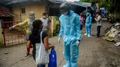 Sukarelawan petugas kesehatan dari LSM India Bharatiya Jain Sanghatana mengenakan helm pintar untuk melakukan screening kasus COVID-19 dari pintu ke pintu di Mumbai, 21 Juli 2020. Alat tersebut memungkinkan petugas Kesehatan mencatat suhu puluhan penduduk per menit. (INDRANIL MUKHERJEE/AFP)