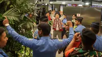 Mantan pelatih Timnas Indonesia, Shin Tae-yong melambaikan tangan saat kembali ke negaranya melalui terminal 3 Bandara Soekarno-Hatta, Tangerang, Banten, Minggu (26/01/2025). (Bola.com/Bagaskara Lazuardi)