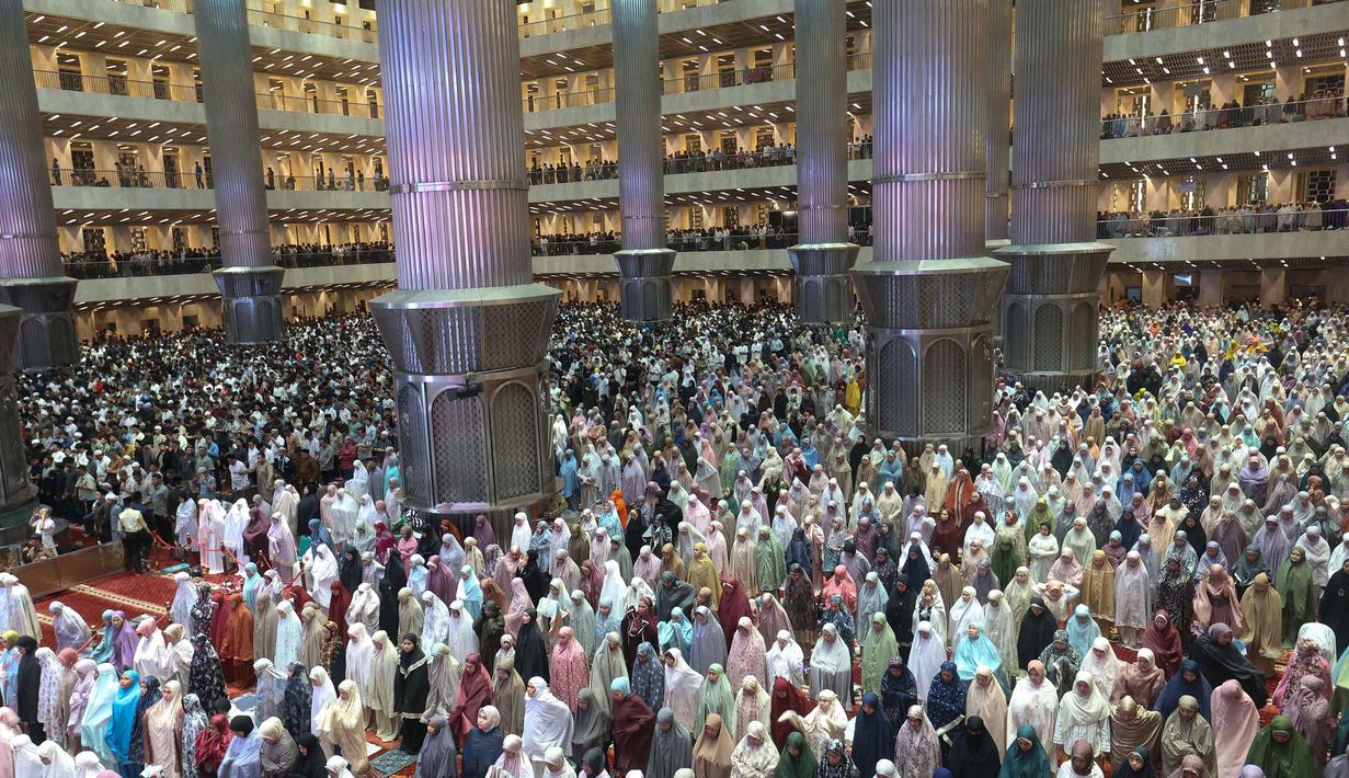 Dalam ceramahnya, Menteri Agama sekaligus Imam Besar Masjid Istiqlal, Nasaruddin Umar, mengajak seluruh umat Muslim menjadikan momen Ramadan untuk melembutkan hati. Tampak dalam foto, umat Muslim saat melaksanakan salat Tarawih perdana Ramadan 1447 Hijriah di Masjid Istiqlal, Jakarta, Rabu 18 Februari 2026. (Kapanlagi.com/Budy Santoso)