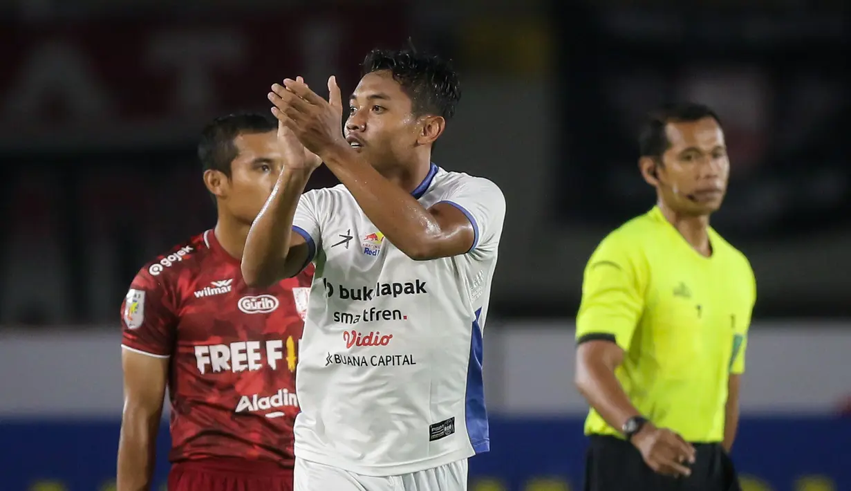Pemain PSIM Yogyakarta, Sugeng Efendi merayakan gol kemenangan timnya saat matchday ke-8 Grup C Liga 2 2021 antara Persis Solo melawan PSIM Yogyakarta di Stadion Manahan, Solo, Senin (15/11/2021). (Bola.com/Bagaskara Lazuardi)