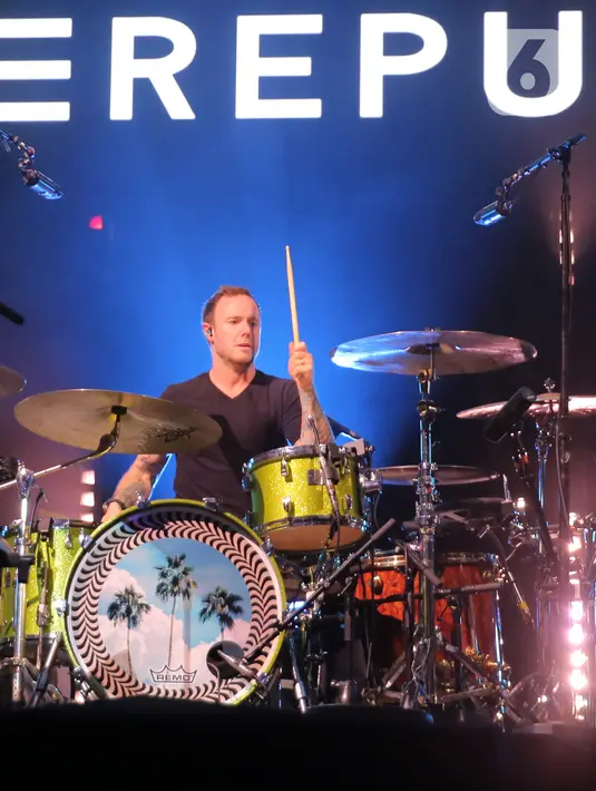 Drummer grup band One Republic Eddie Fisher saat tampil pada Woke Up Fest 2023 di Istora Senayan, Jakarta, 25 Februari 2023. Band beraliran pop rock asal Amerika Serikat tersebut tampil memukau dengan membawakan sejumlah lagu di antaranya Secrets dan Good Life dari album Waking Up. (Kapanlagi.com/Bambang E. Ros)