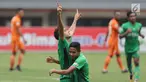 Bek Bhayangkara FC, Otavio Dutra mengangkat tangan merayakan gol ke gawang Borneo FC pada lanjutan Liga 1 Indonesia di Stadion Patriot Candrabhaga, Bekasi, Rabu (20/9). Laga dimenangkan Bhayangkara FC 2-1. (Liputan6.com/Helmi Fithriansyah)