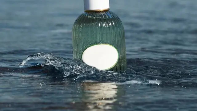 Sebotol parfum di terkena ombak laut di tepi pantai (Foto Dok: Freepik/iso100production)