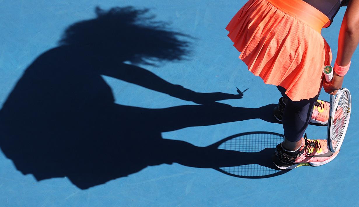 Petenis muda berkebangsaan Jepang itu lantas menghentikan pertandingan sementara untuk memastikan si kupu-kupu tidak terluka. (Foto: AFP/David Gray)